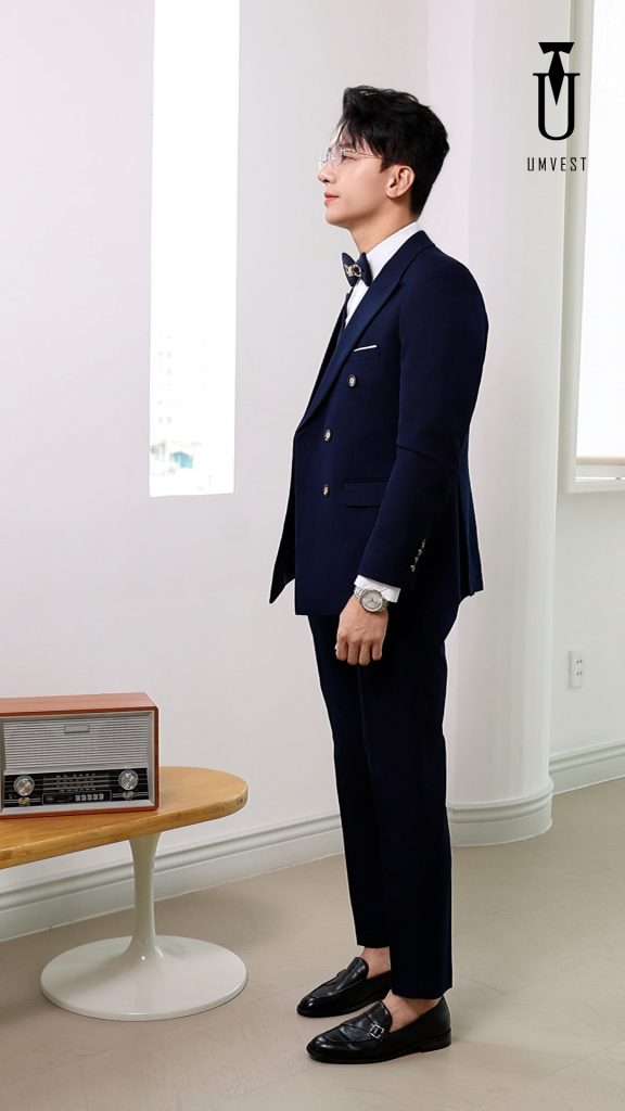 Thuê vest xanh Navy trông chính chắn hơn